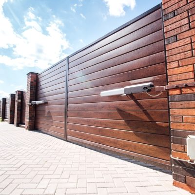 Modern,Fence,With,Automatic,Gate